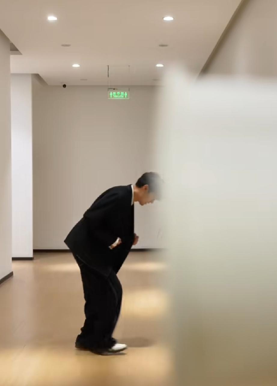 哈哈哈！鹏鹏这是穿越啦？真的很佩服与辉同行小编的创意！仔细一看，原来只是一个纸杯