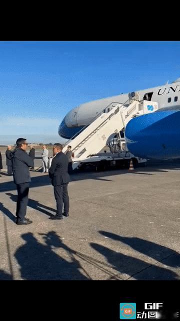 真牛！

乘专机参加G7峰会就像去旅游。

随身携带两个娃娃，

左手牵一个，右