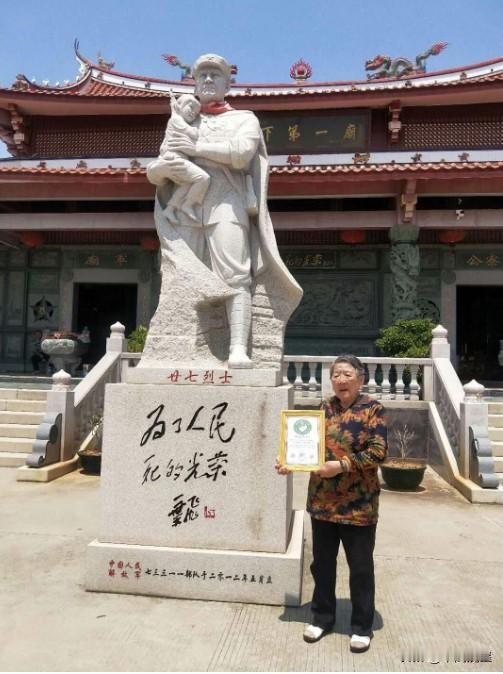 [微风]1993年，她卖掉了自己所有的财产，又八方奔波募捐，只为修建一座庙。可修