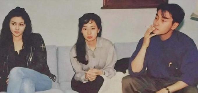 很多年以前，年轻的张国荣优雅的抽着烟，左侧是大美女关之琳，中间的小美女长的也不错
