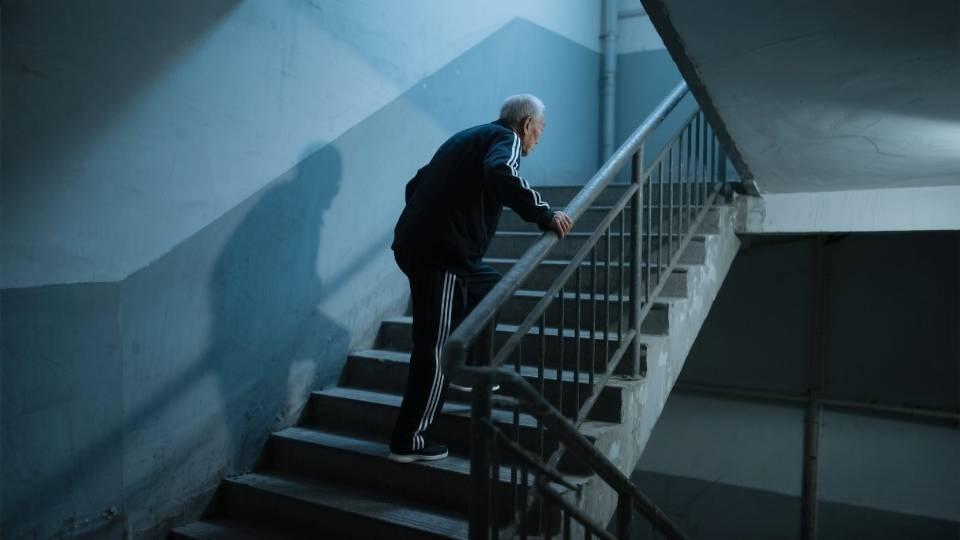 膝盖疼不用乱花钱，一个土方法，在家就能缓解
 
很多中老年朋友一上年纪就膝盖疼：