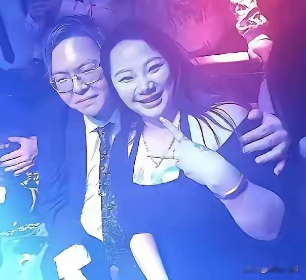 向太急了放话:大10岁可以忍，但把我儿子带废了，绝对不能忍。
事情很简单，39岁