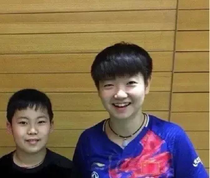 小时候和孙颖莎合影的日本天才，今天杀进世界杯决赛了
昨晚乒乓球男单世界杯落下帷幕