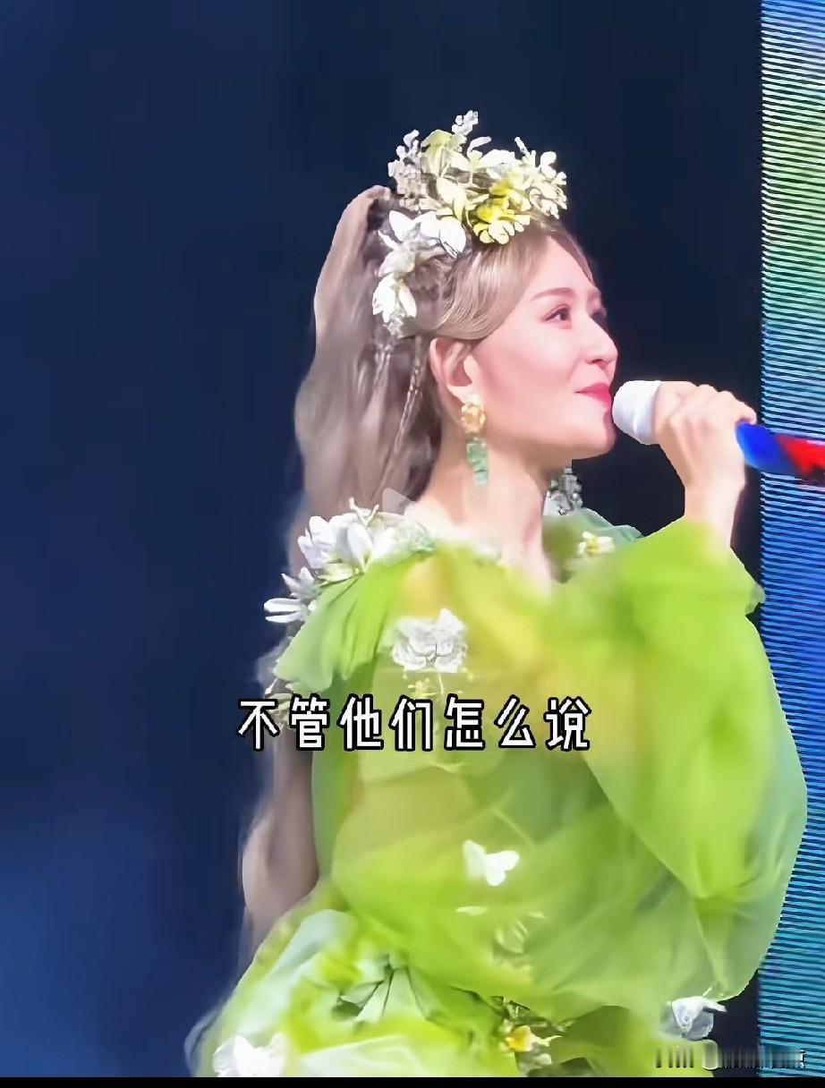 她主持人开演唱会的？！
何不直接开一场亲朋好友见面会？演唱会就算了吧，大白嗓子把
