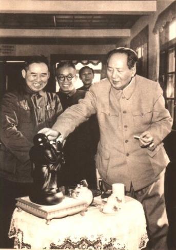 1958年2月12一13日，毛泽东视察辽宁时，黄欧东(左二)等辽宁省委领导陪同毛
