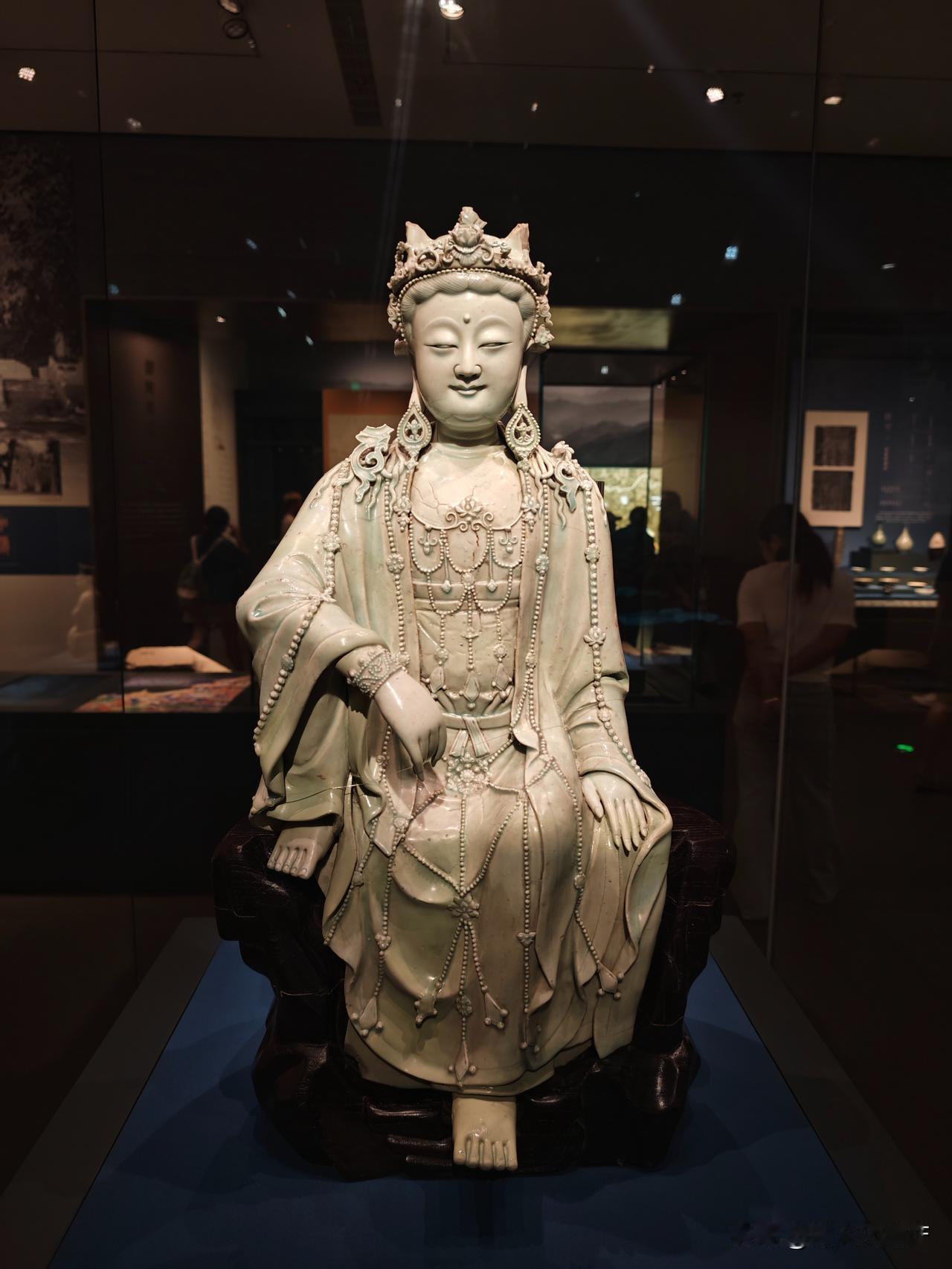 首都博物馆这尊元代景德镇窑青白釉水月观音像真是太漂亮了。
水月观音的形象最早是唐