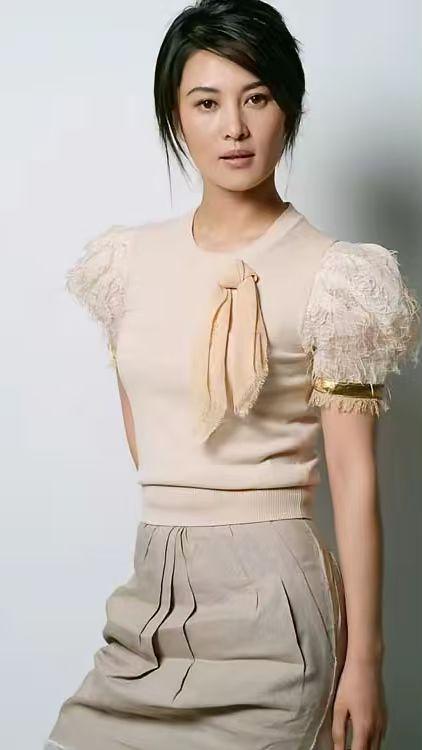 王菁华，1972年生于吉林长春，毕业于中央戏剧学院，内地实力派女演员。5岁参演影