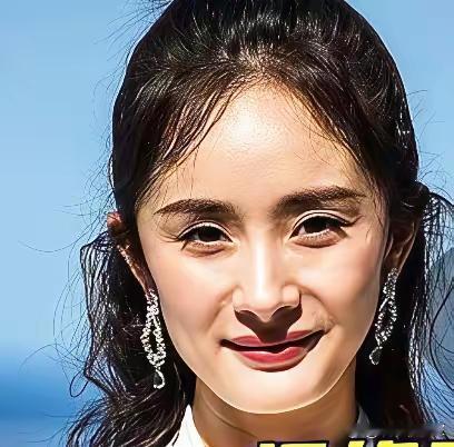 确定这两个都是杨幂吗？为什么第一个这么丑，第二个却美的让人发狂？谁能告诉我到底发