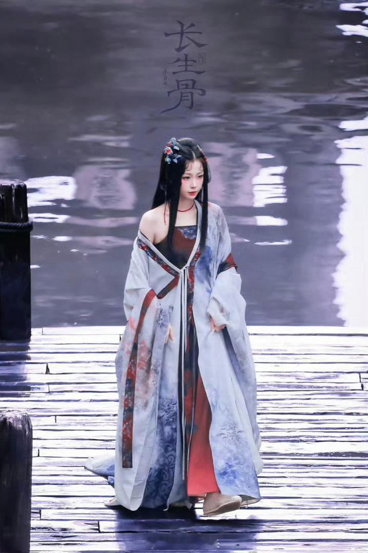 《长生骨》改编自小说《神仙肉》，虞书欣饰演千年蚌精何盼。娇憨灵动的小蚌仙主动靠近
