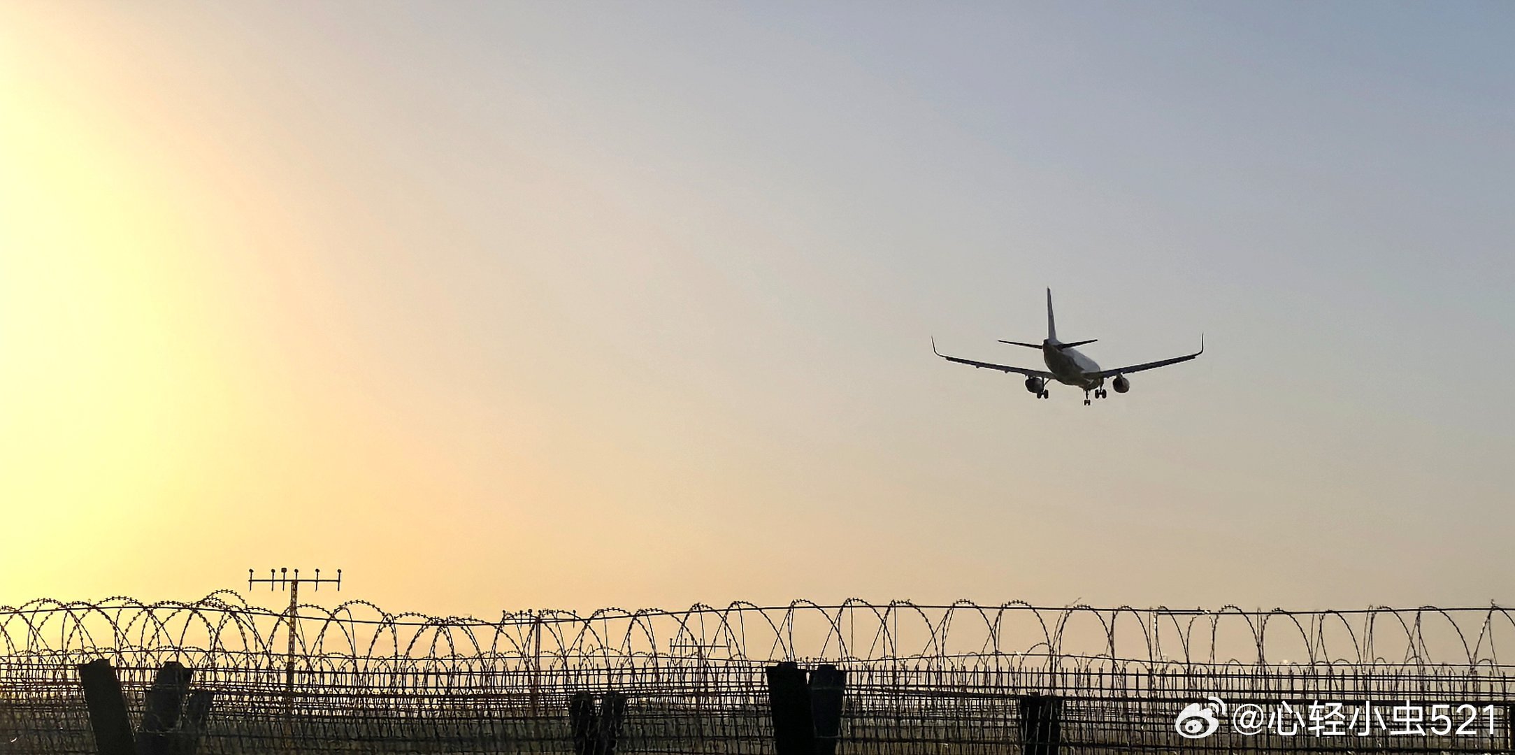 此刻  陪孩儿在机场东路看飞机 