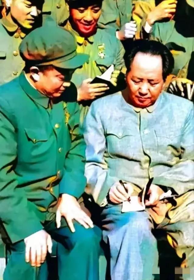 
伟人毛泽东（326）
1952年5月23日，毛泽东在给回国的中国人民志愿军代表