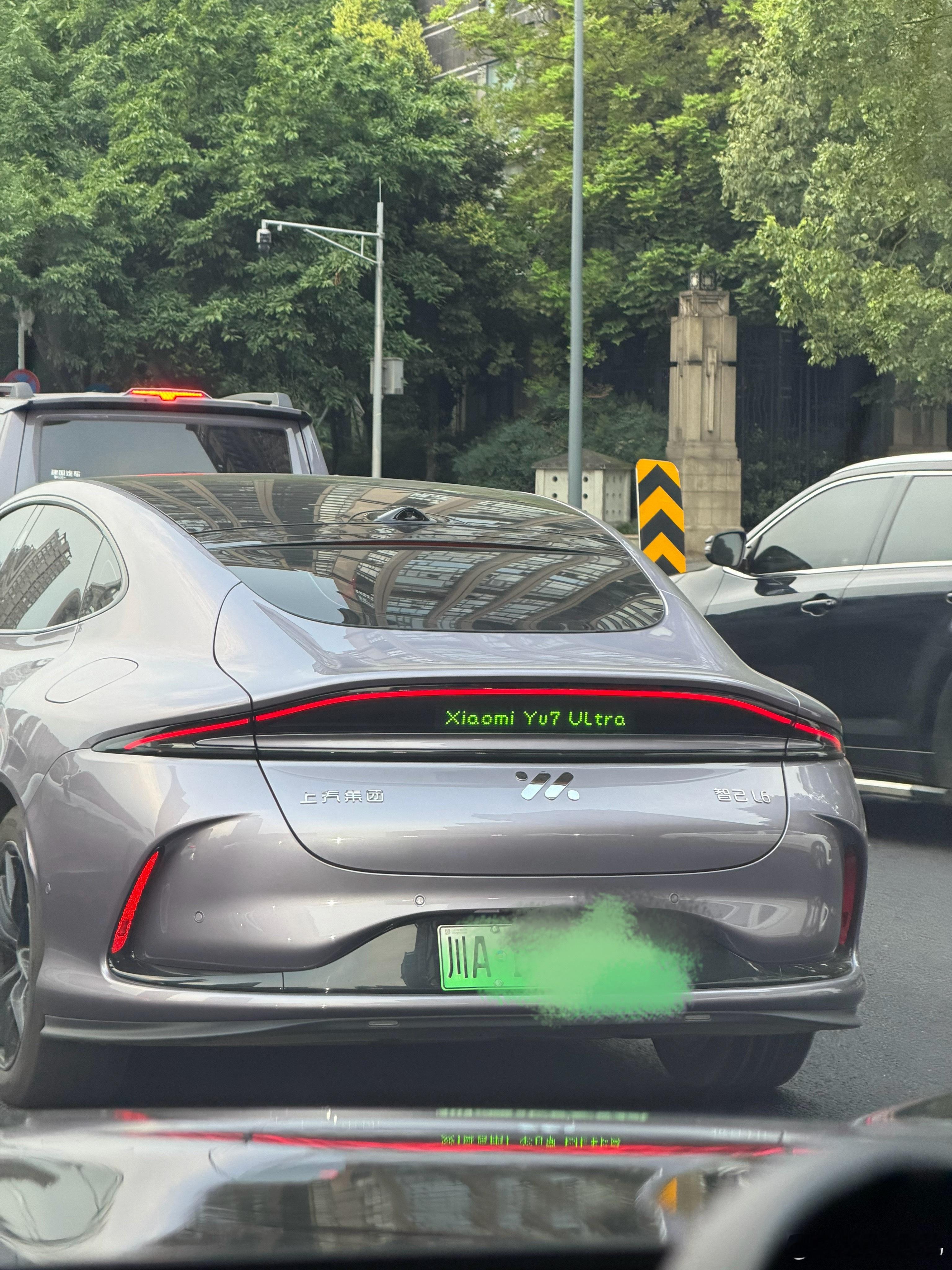 在成都溜达两天了，发现这个地方很有意思，智己这哥们还是会玩大v聊车电动兄弟