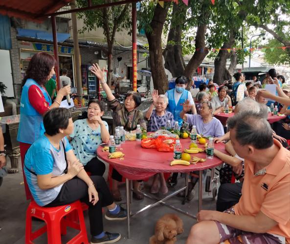 一大早起来，看到大街小巷街边到处是广东老人喝早茶的场景，大部分是穿着人字拖，短裤