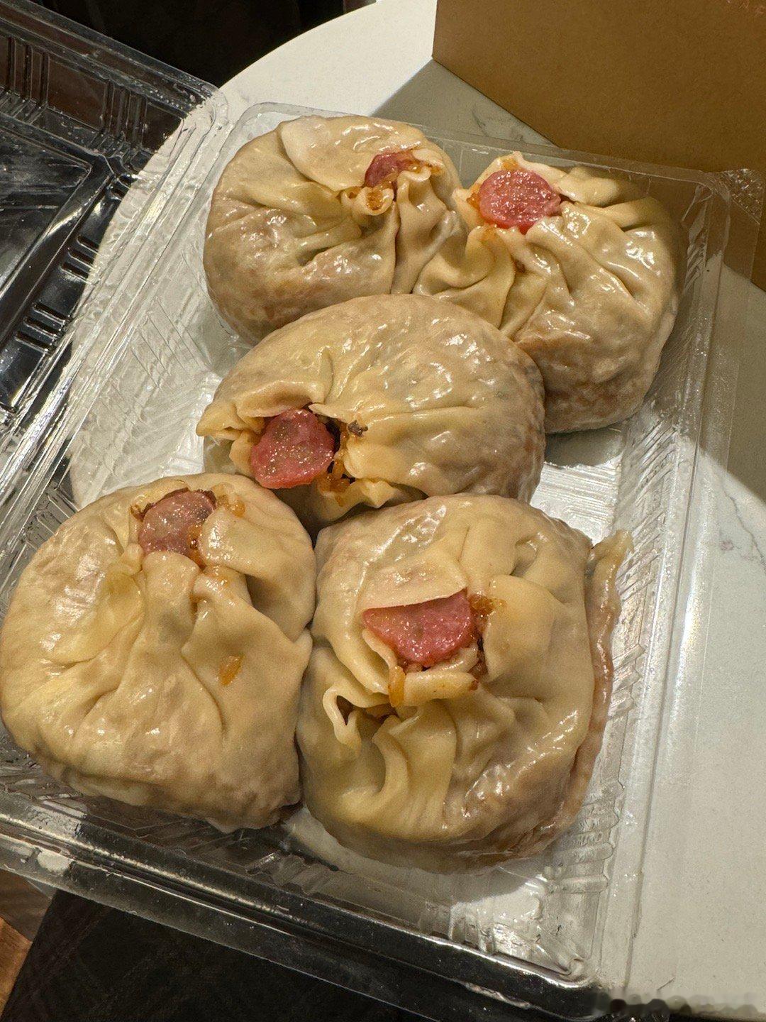 白玉兰的大烧卖每次来上海必买！！好大一个 里面卤肉香菇笋干这次试了虾仁肉的 也还
