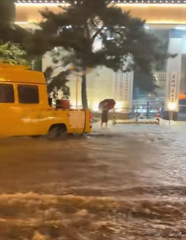 每年雨季，长春市人民大街中段，东北师范大学西门外都是积水涛涛，严重影响长春中干道