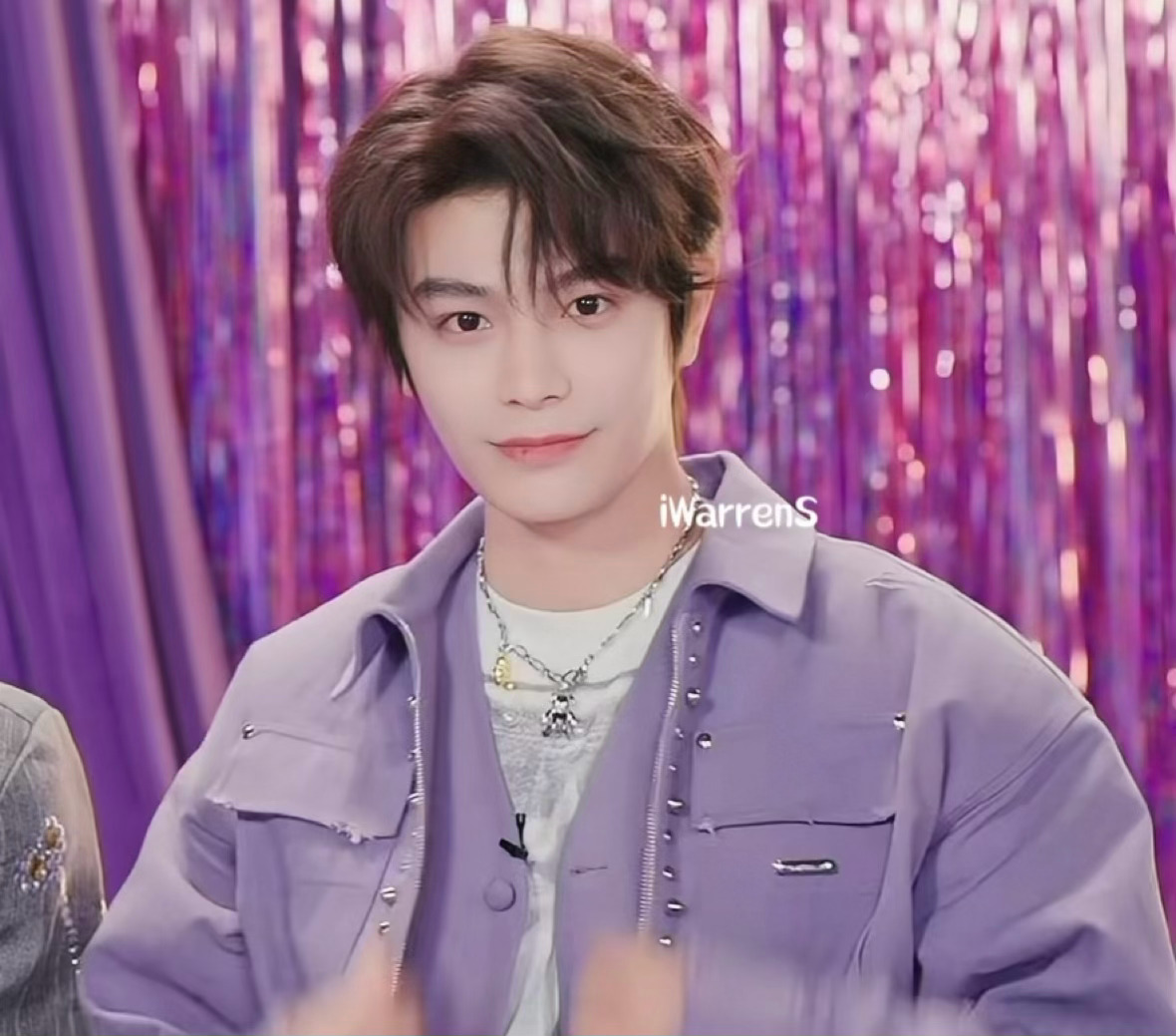 今晚丁禹兮直播live图来啦！丁禹兮紫色夹克造型好帅呀！[拜托] ​​​