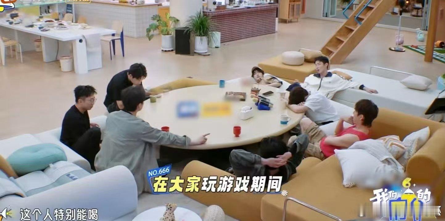 丁程鑫玩游戏玩到睡着我们的宿舍 丁程鑫你是可爱本爱吧！玩游戏玩着玩着就假装睡着，