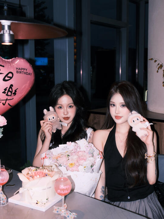 拿labubu和姐妹一起合拍👭🏼