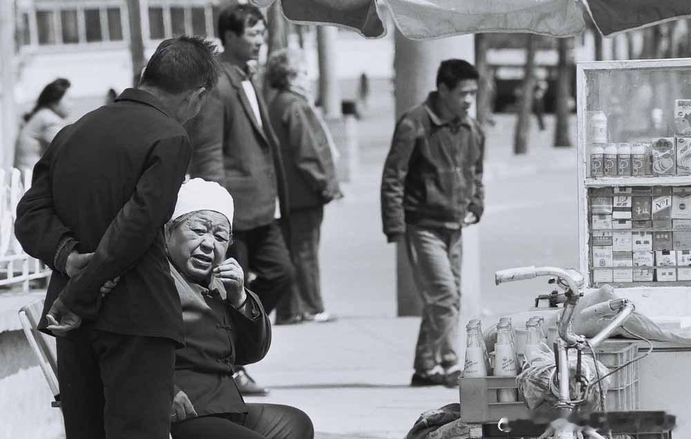 老照片[超话]  上世纪九十年代卖烟的摊位 ​​​