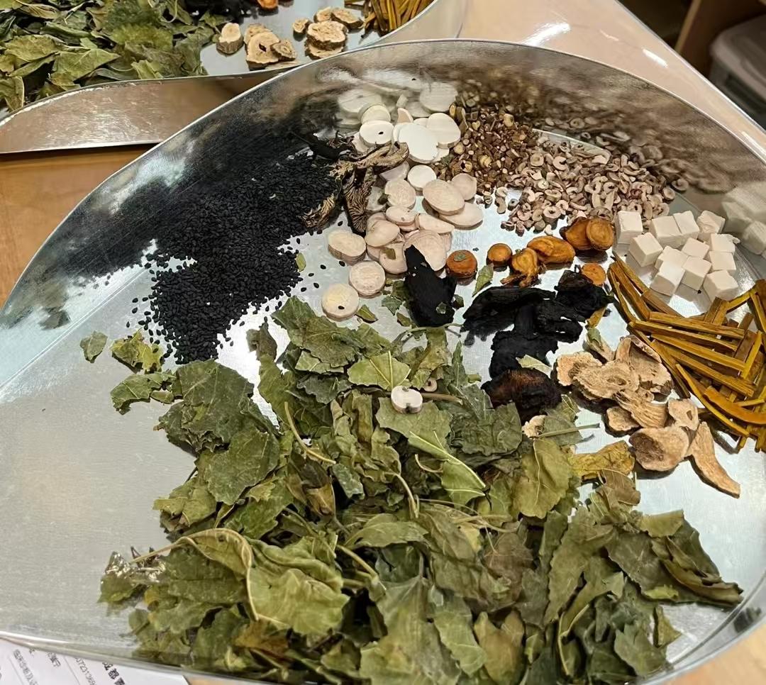 中药库里的16对超级搭档

1.熟地黄+山茱萸——滋阴补肾
适用：腰膝酸软、头晕