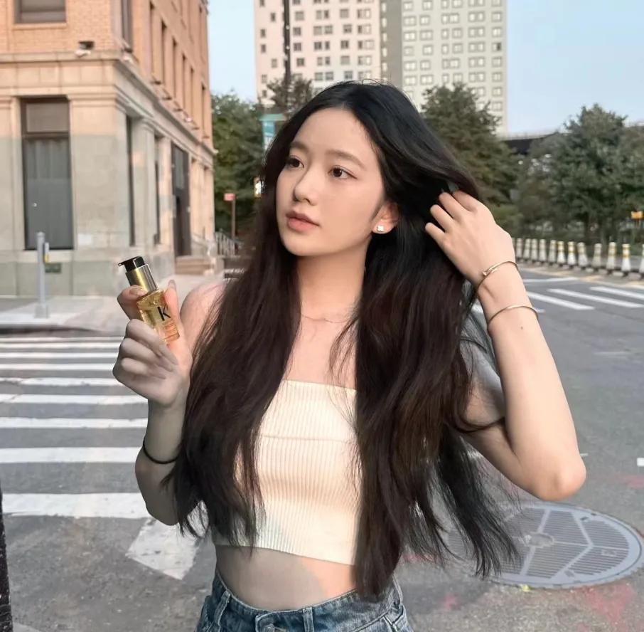 青丝白衣秀，轻舞风中飘。时尚女神降。
