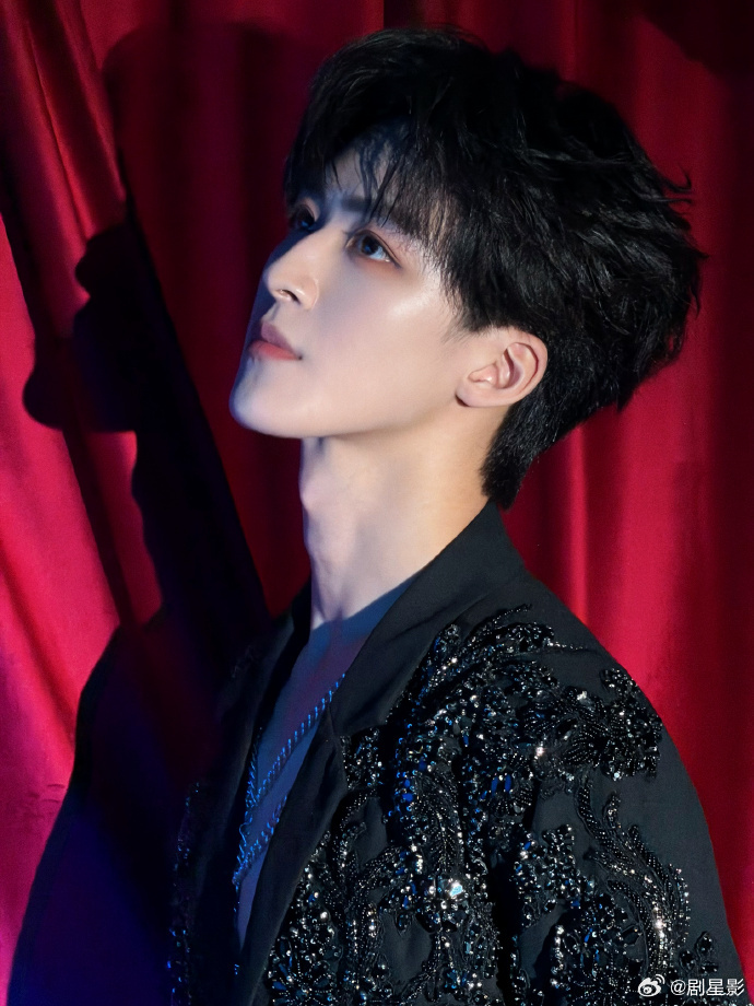 何洛洛胸链何洛洛甜豆腹肌 何洛洛的胸链造型太绝了！简约银质胸链点缀颈间，衬得锁骨