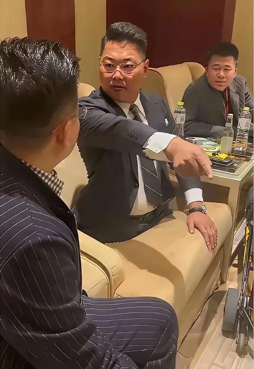 在开会时，遇到这样的领导，你该怎么做呢？

是反击回应？还是选择忍气吞声呢？