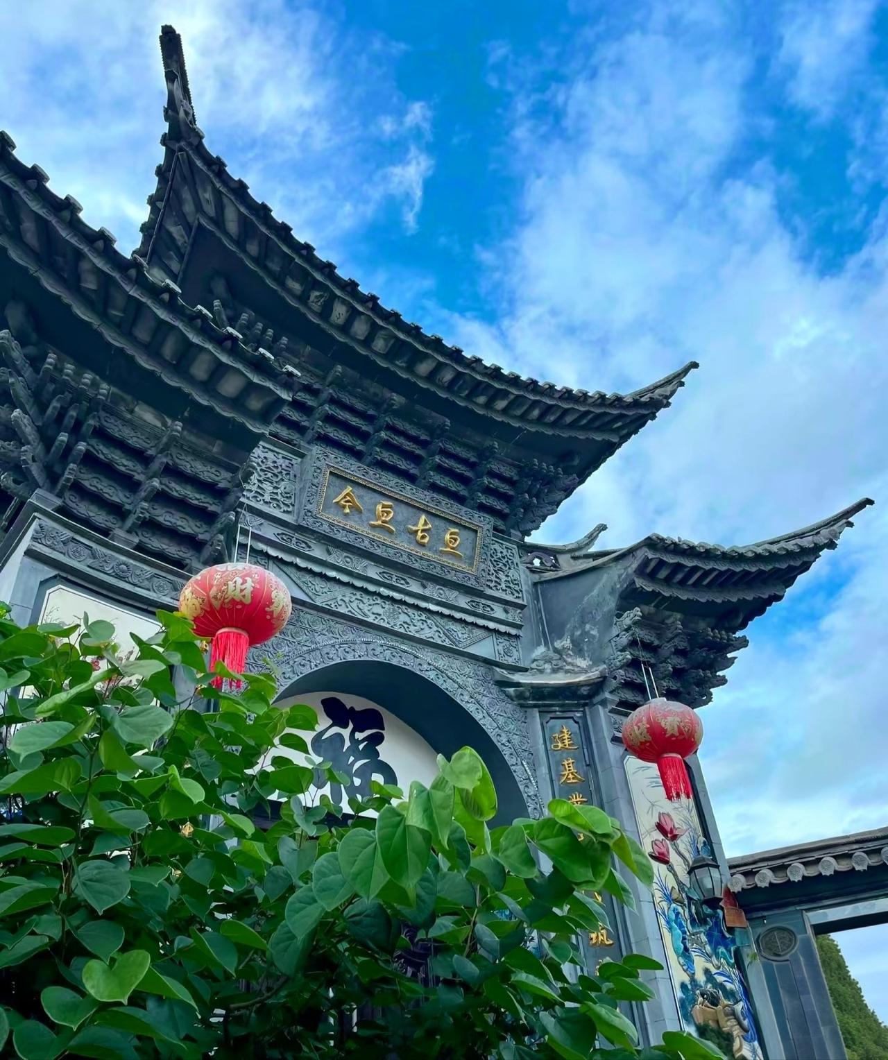 维西傈僳族自治县地处横断山脉、三江并流核心区域，当地傈僳族人口约15.6万。族群