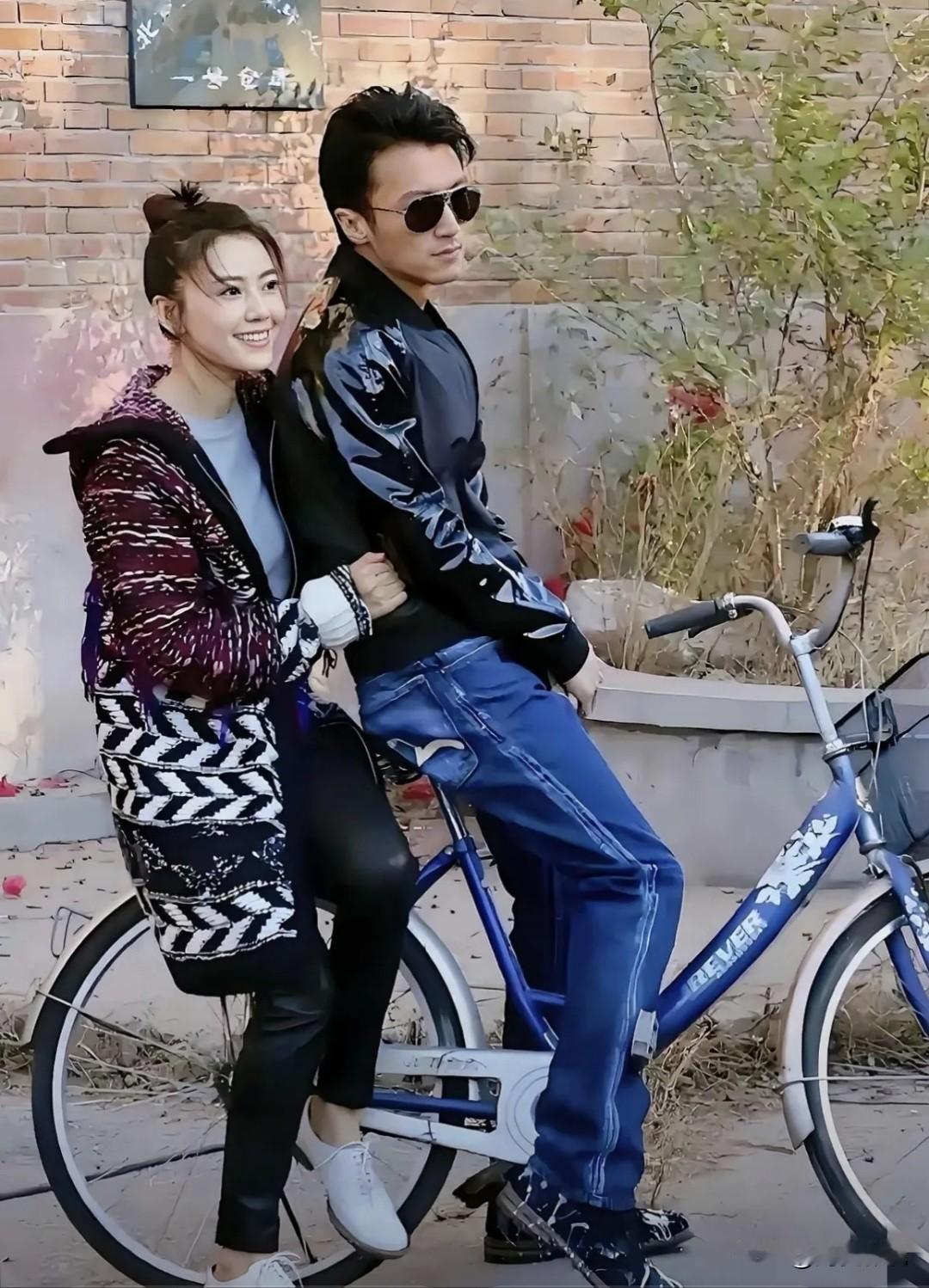 仔细看，谢霆锋就算骑脚踏车也遮挡不了他的帅气造型！而坐在后面的美女是谁？细眉飞扬