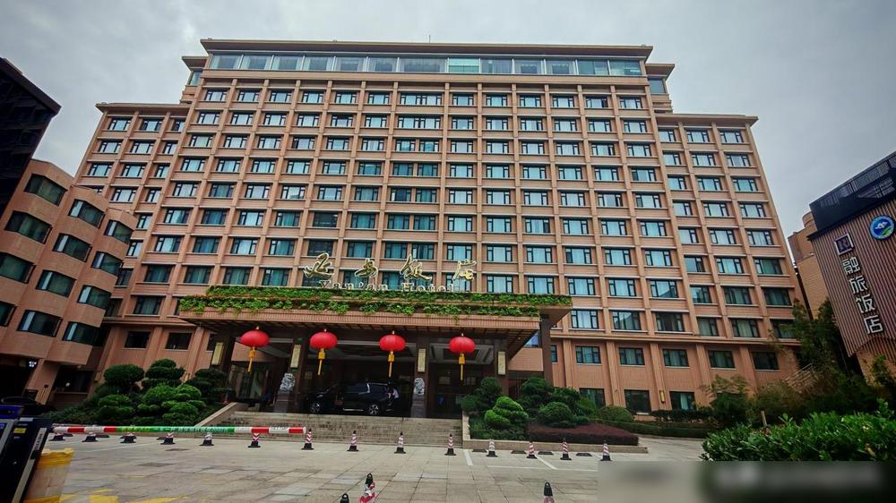 这次来上海住在静安寺附近的上海延安饭店，个人觉得相当经济实惠。

在上海选酒店，