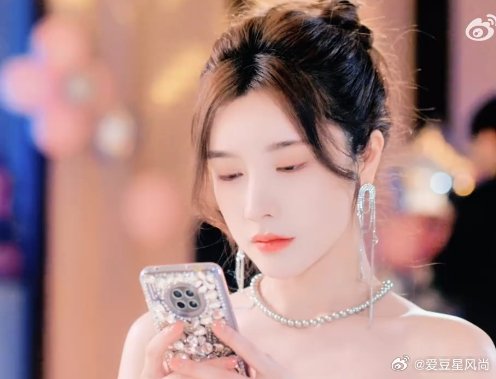 #谁懂戴燕妮手扯项链这一下# 戴燕妮把宋知之刻画得入木三分，让人看得欲罢不能。那