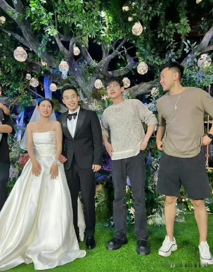宋轶和白敬亭这恋爱就像老夫老妻一样低调，一起参加朋友婚礼，平时也是低调的各忙各的
