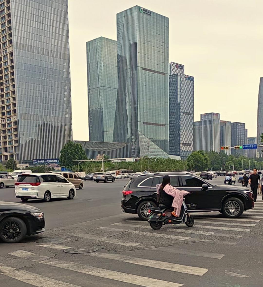 现在的济南确实高楼大厦越来越多，仔细观察这些楼房并不算特别高，但是造型设计看起来