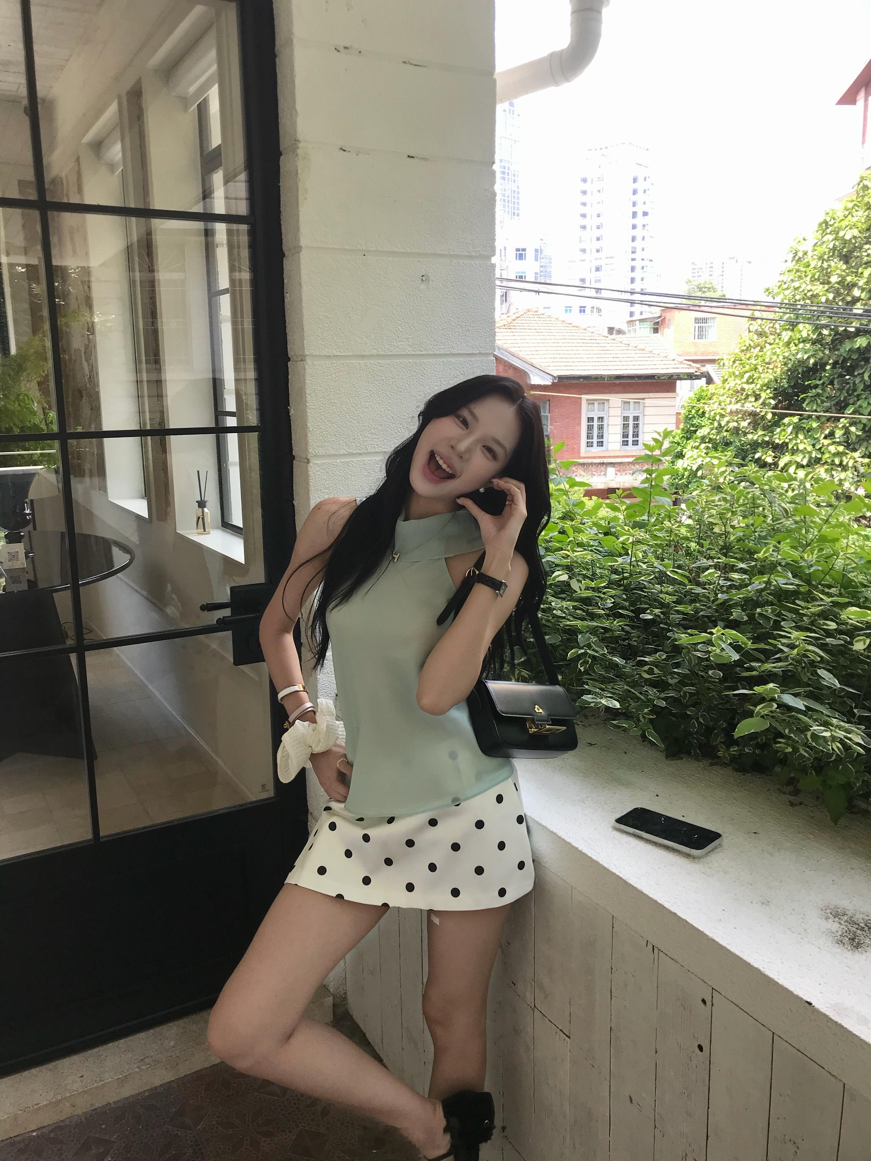 证人筠筠 已经很久没有一套衣服让我拍完当天就能把所有图修完然后迫不及待发送了。这