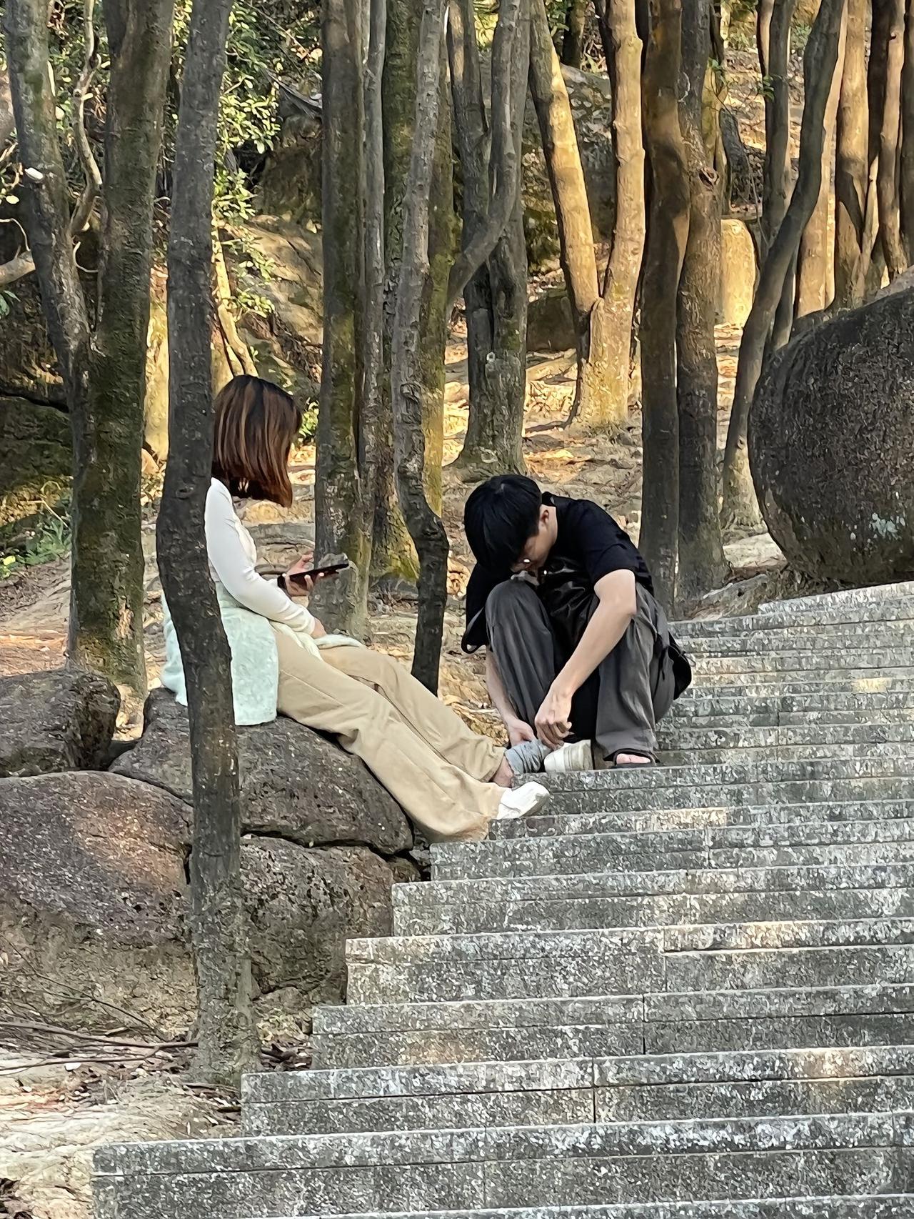 爬山撞见超甜一幕！小伙蹲在石阶上给女孩系鞋带，阳光洒下来太治愈了
    今天爬