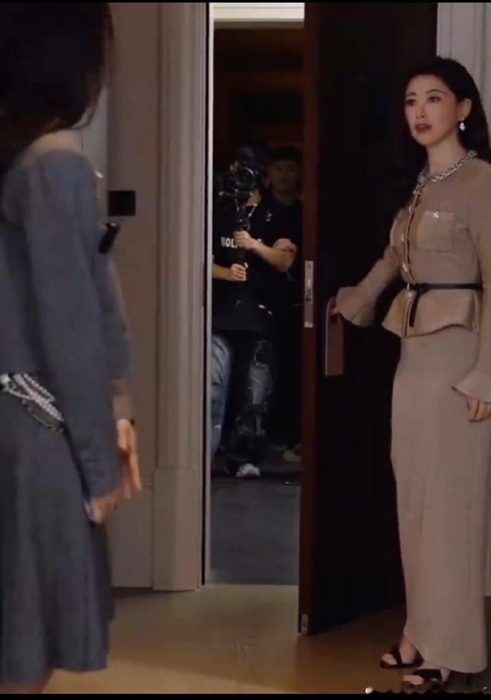 翁青雅的仇人看到都释怀了谁能坚持看完翁青雅采访朱珠这段，从一开始关门就是灾难的开