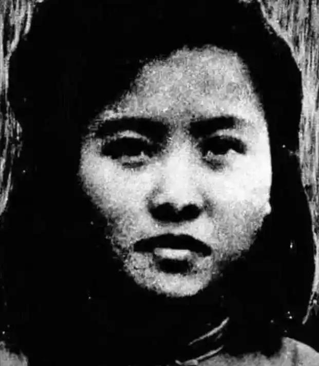 1948年，地下党女校长因身份败露遭硬押上囚车，行至荒郊野外处，一名特务突然拉住