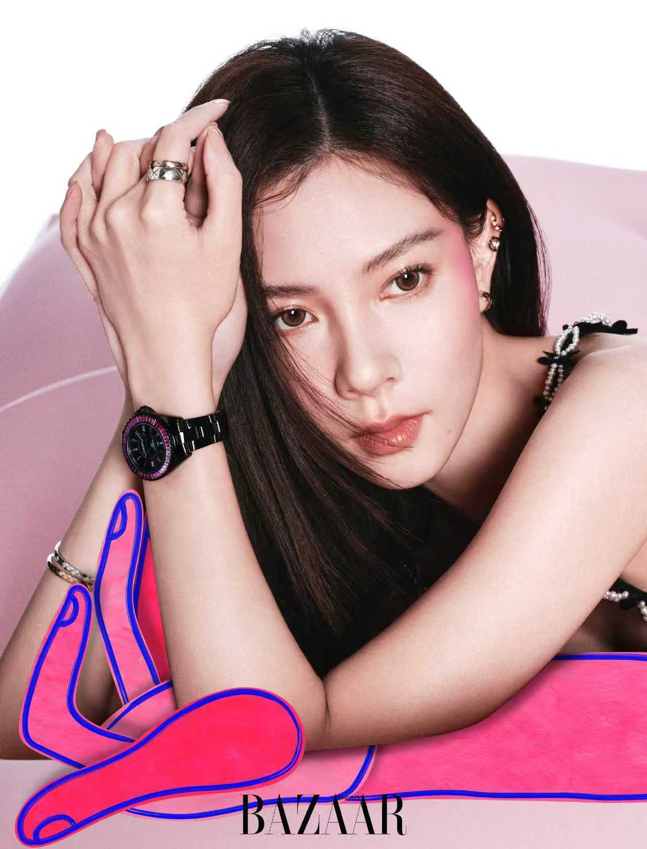 宋妍霏腮红打到太阳穴 腮红还能这么玩？宋妍霏在经典黑白粉的碰撞中，她以张力十足的