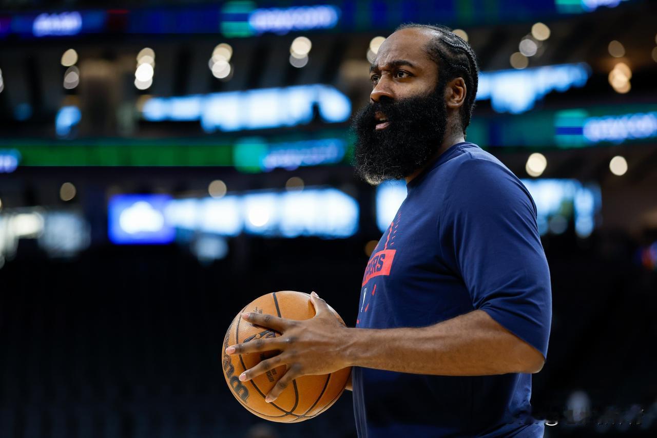 半场0助攻，哈登职业生涯罕见！
作为传球大师，哈登的职业生涯场均助攻7.2次，本