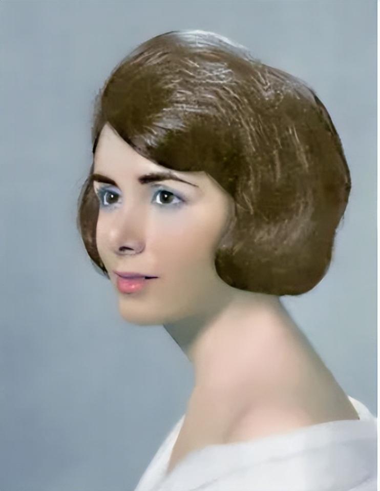 佩洛西不同时期的照片，她一直都显瘦，深陷的眼窝是她的标志。