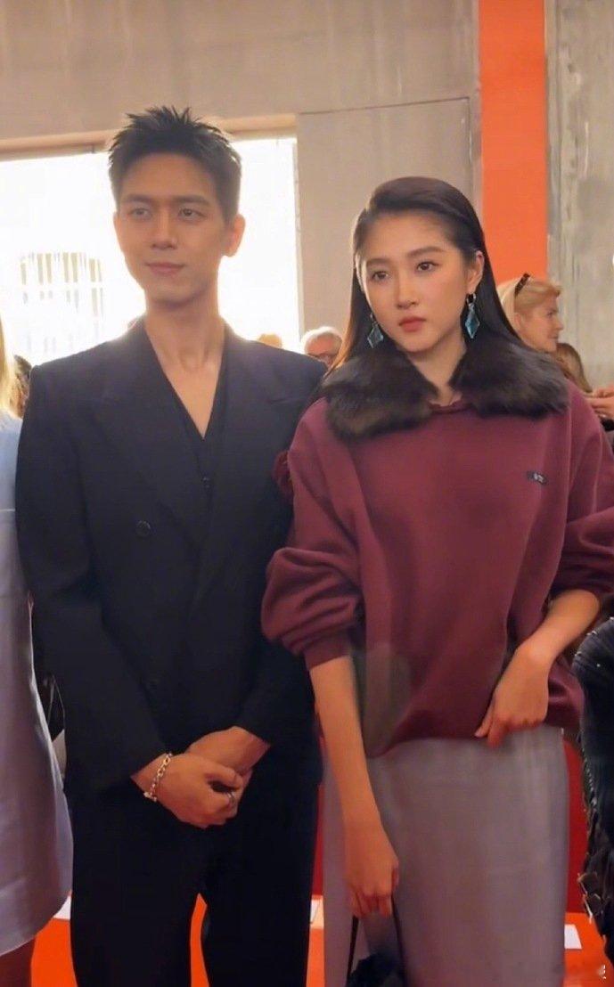 李现关晓彤Prada大秀同框 米兰时装周看秀名场面+1！李现深色西装帅出新高度，