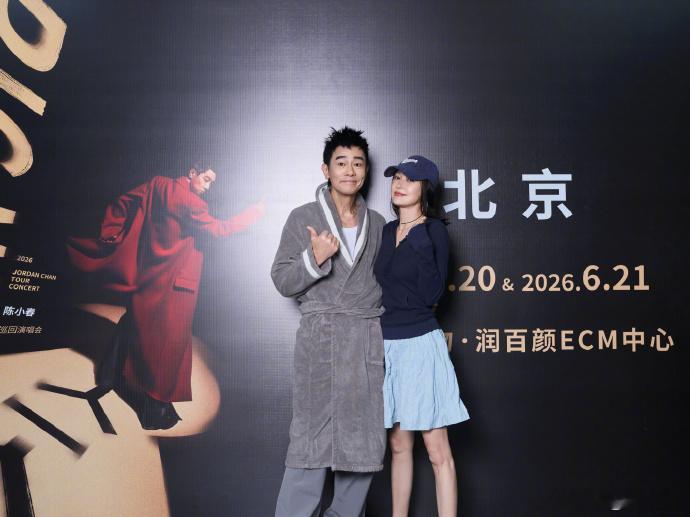 秦岚陈小春合照秦岚去了陈小春演唱会秦岚陈小春合照，去了陈小春演唱会 