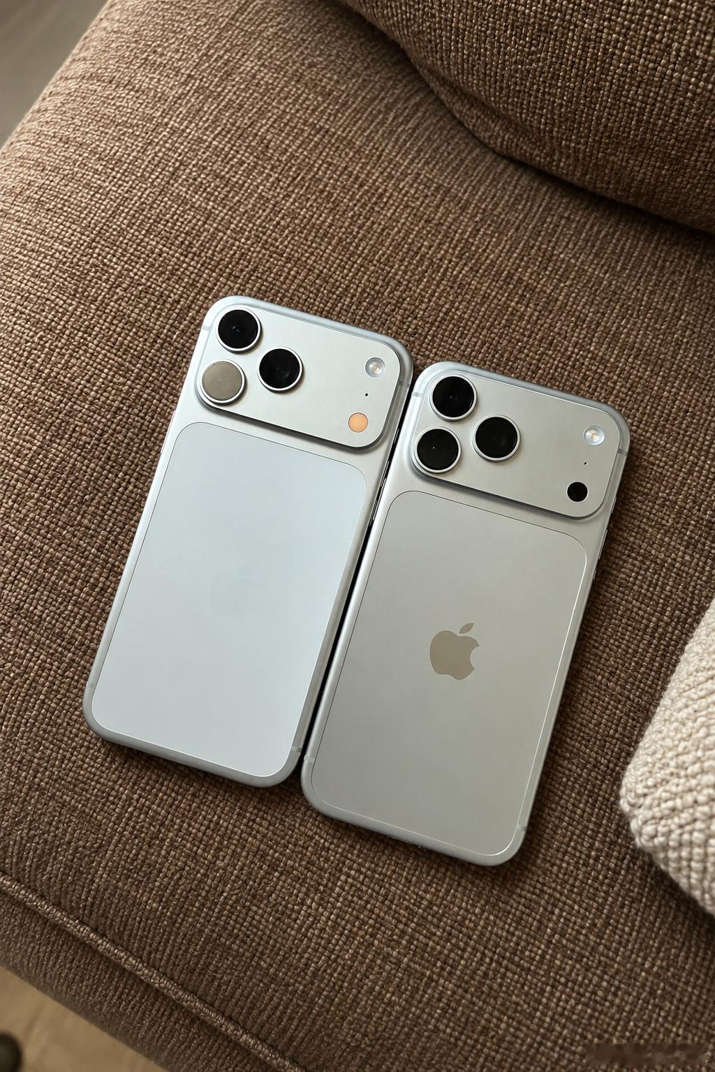 把iPhone 17 Pro Max和18 Pro Max的银色放在一起，才发现