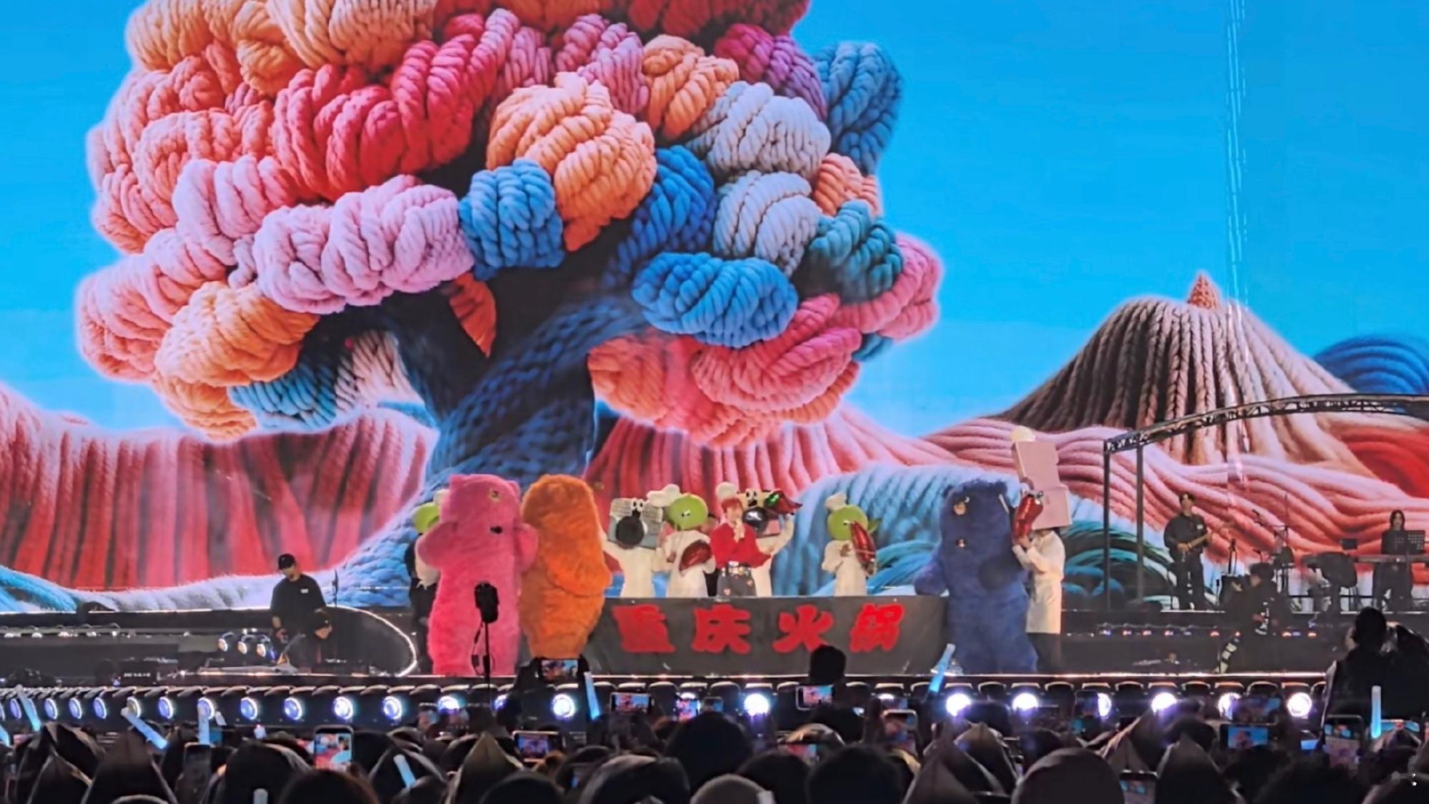 李荣浩定做直径五米火锅被说神经病 李荣浩真的是懂重庆的，把火锅文化直接搬到舞台中