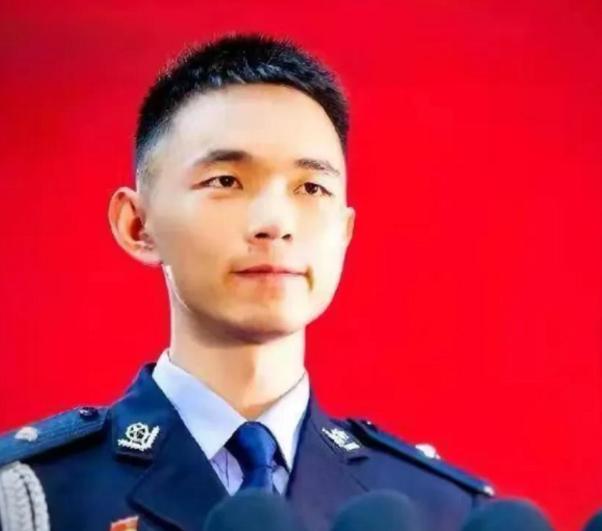 2017年，19岁边防战士身中13枪，鲜血浸透衣服，仍奋力追歹徒800多米，将歹
