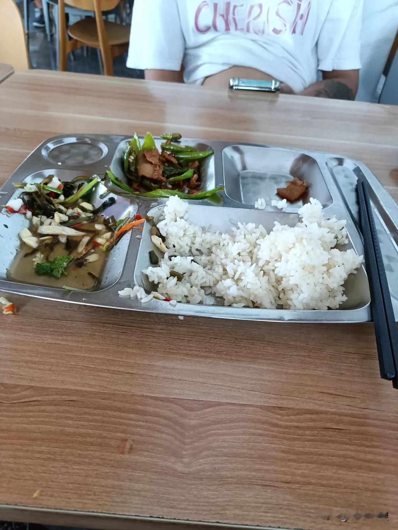 上半午的牛马生活结束，吃完饭，下半午继续牛马生活[笑哭][笑哭][笑哭]