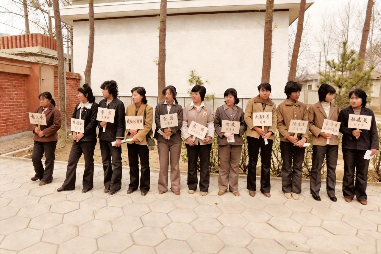 这是40年前中国民俗第一村选出的颜值最高的几名年轻女子举着牌子迎接外宾的到来。1
