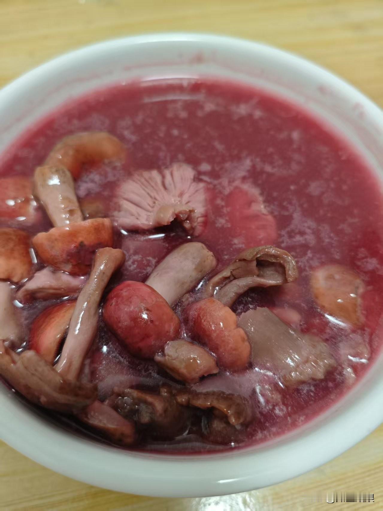 小火慢炖了一个多小时，汤变得浓郁醇厚，红菌菇吸收了鸡肉的鲜味，鸡肉也带着红菌菇的