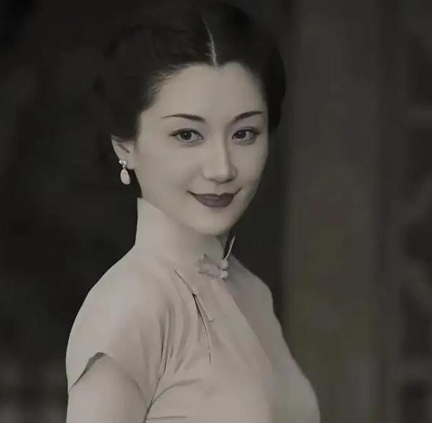 1930年，杜月笙的发妻沈月英和表哥私会，过后，沈月英含泪嘱咐表哥：“你今夜就离