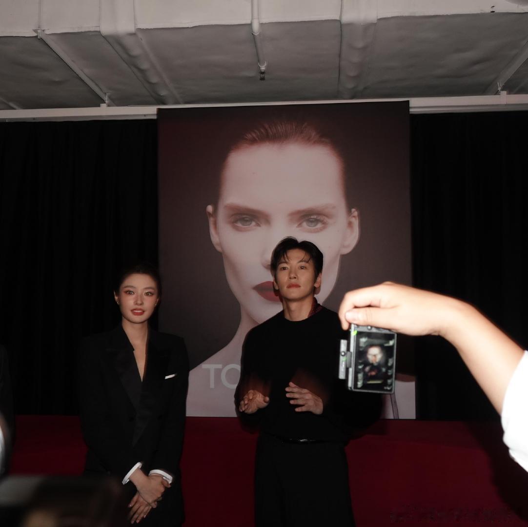 TF绝色之夜全员美貌上桌 、、、同框太有冲击力了，真的很难不多看两眼！ ​​​